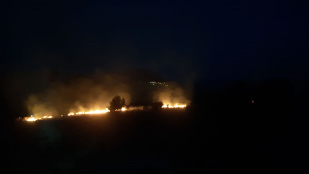 Frente del incendio, al fondo se observa la aldea de Aulabar Frente del incendio, al fondo se observa la aldea de Aulabar