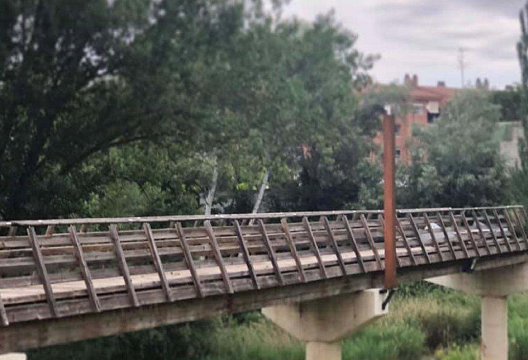 Imagen de la pasarela peatonal sobre el río Duratón que lleva dos años sin poder ser utilizada. Imagen de la pasarela peatonal sobre el río Duratón que lleva dos años sin poder ser utilizada.