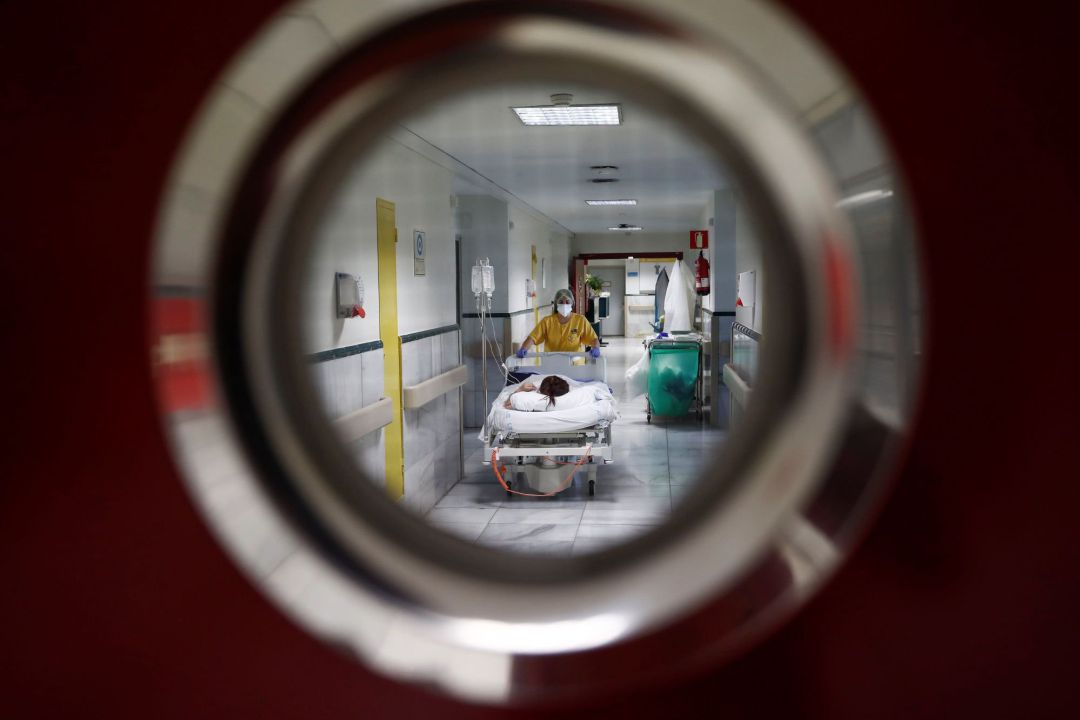 Una sanitaria traslada a un paciente en la zona limpia de Covid del Hospital Gregorio Marañón de Madrid Una sanitaria traslada a un paciente en la zona limpia de Covid del Hospital Gregorio Marañón de Madrid