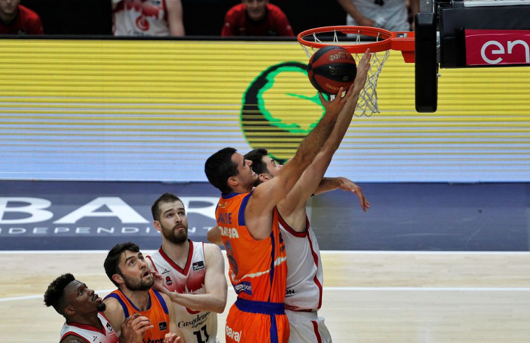 GRAFCVA6107. VALENCIA, El alero del Valencia Basket, Alberto Abalde, trata de anotar ante la defensa del alero del Casademont Zaragoza, Jonathan Barreiro, durante la disputa del tercer partido de la segunda jornada del grupo B de la fase final de la Liga ACB en el pabellón de la Fuente de San Luis de Valéncia. EFE, Manuel Bruque GRAFCVA6107. VALENCIA, El alero del Valencia Basket, Alberto Abalde, trata de anotar ante la defensa del alero del Casademont Zaragoza, Jonathan Barreiro, durante la disputa del tercer partido de la segunda jornada del grupo B de la fase final de la Liga ACB en el pabellón de la Fuente de San Luis de Valéncia. EFE, Manuel Bruque