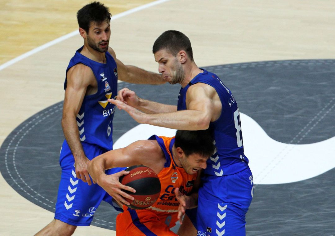GRAFCVA6269. VALENCIA. El base belga del Valencia Basket, Sam Van Rossom, es defendido por el pívot serbio del San Pablo Brugos, Dragan Apic, durante el tercer segundo partido de la cuarta jornada del grupo B de la fase final de la Liga Endesa que disputan en el pabellón de la Fuente de San Luis de Valéncia. EFE, Manuel Bruque. GRAFCVA6269. VALENCIA. El base belga del Valencia Basket, Sam Van Rossom, es defendido por el pívot serbio del San Pablo Brugos, Dragan Apic, durante el tercer segundo partido de la cuarta jornada del grupo B de la fase final de la Liga Endesa que disputan en el pabellón de la Fuente de San Luis de Valéncia. EFE, Manuel Bruque.