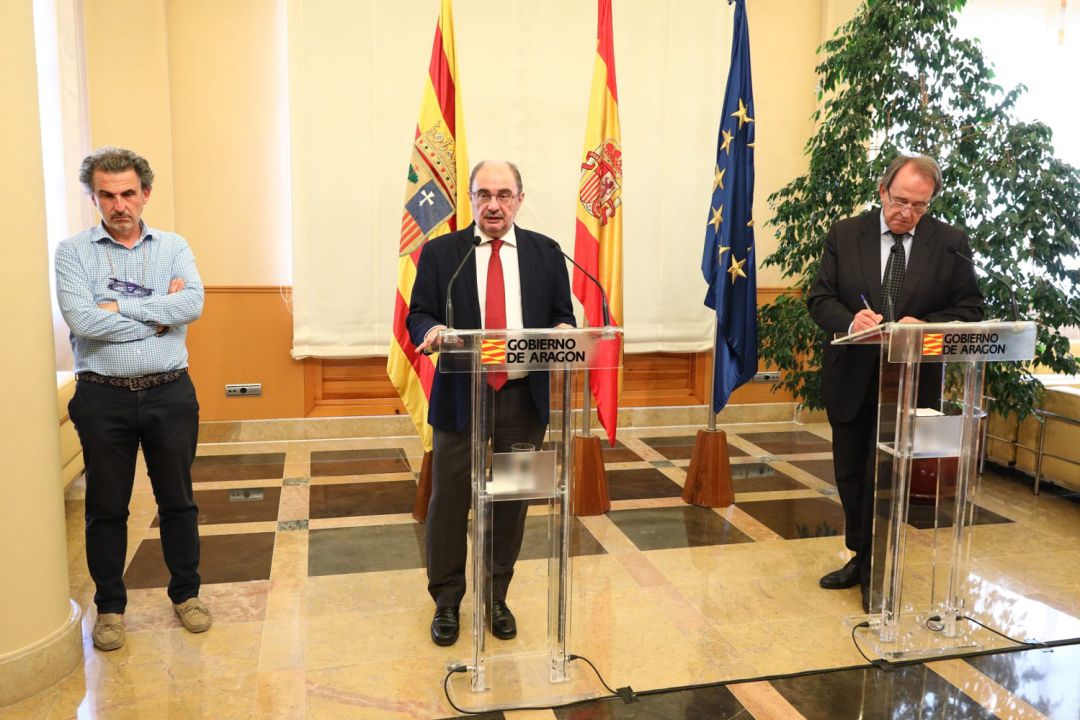 De izquierda a derecha, el director general de Salud Pública, Francisco Javier Falo, el presidente de Aragón, Javier Lambán, y el consejero de Hacienda, Carlos Pérez Anadón De izquierda a derecha, el director general de Salud Pública, Francisco Javier Falo, el presidente de Aragón, Javier Lambán, y el consejero de Hacienda, Carlos Pérez Anadón