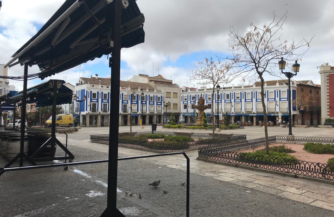 Imagen de archivo de la Plaza de España de Valdepeñas, durante el confinamiento Imagen de archivo de la Plaza de España de Valdepeñas, durante el confinamiento