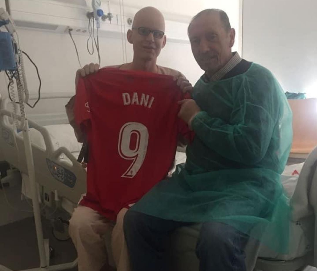 Quini visitó al joven durante su primer ingreso en el HUCA. Quini visitó al joven durante su primer ingreso en el HUCA.