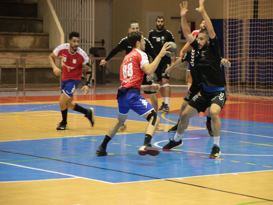Una jugada del último partido entre el San José Obrero y el OAR Coruña. Una jugada del último partido entre el San José Obrero y el OAR Coruña.