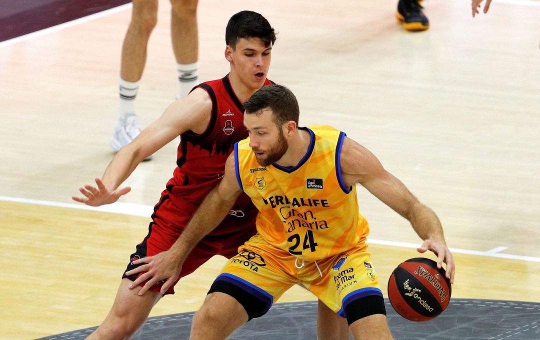 El pívot estadounidense del Herbalife Gran Canaria, Matt Costello, es defendido por el ala pívot del Casademont Zaragoza, Jaime Pradilla, durante el primer partido de la cuarta jornada del grupo B de la fase final de la Liga Endesa que disputan en el pabellón de la Fuente de San Luis de Valéncia. El pívot estadounidense del Herbalife Gran Canaria, Matt Costello, es defendido por el ala pívot del Casademont Zaragoza, Jaime Pradilla, durante el primer partido de la cuarta jornada del grupo B de la fase final de la Liga Endesa que disputan en el pabellón de la Fuente de San Luis de Valéncia.