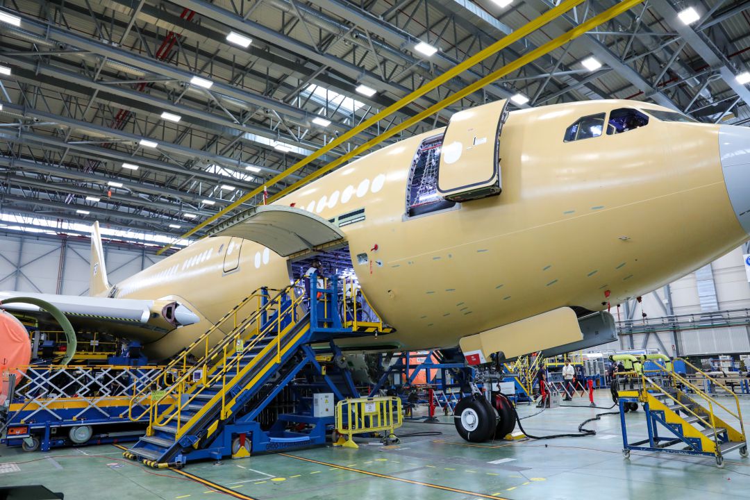 Un avión se somete a labores de mantenimiento en la planta de Airbus en Getafe. Un avión se somete a labores de mantenimiento en la planta de Airbus en Getafe.