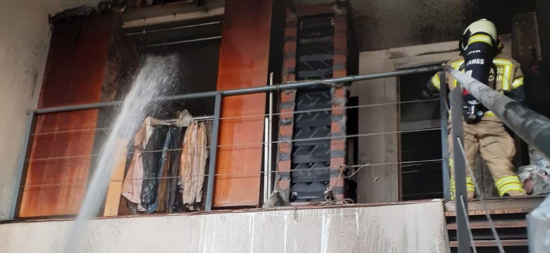 Bomberos del Ayuntamento de Leganés y efectivos del SUMMA 112 intervienen en un incendio en Leganés Bomberos del Ayuntamento de Leganés y efectivos del SUMMA 112 intervienen en un incendio en Leganés