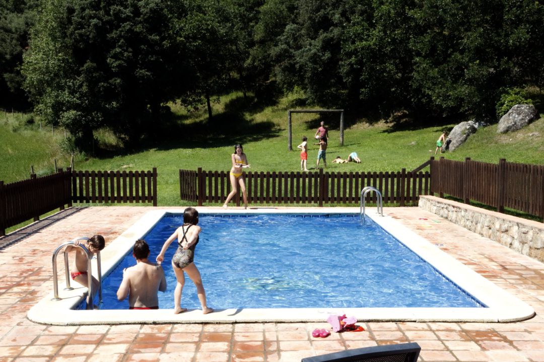 Niños jugando en una piscina de La Barraca de Casserres. Niños jugando en una piscina de La Barraca de Casserres.