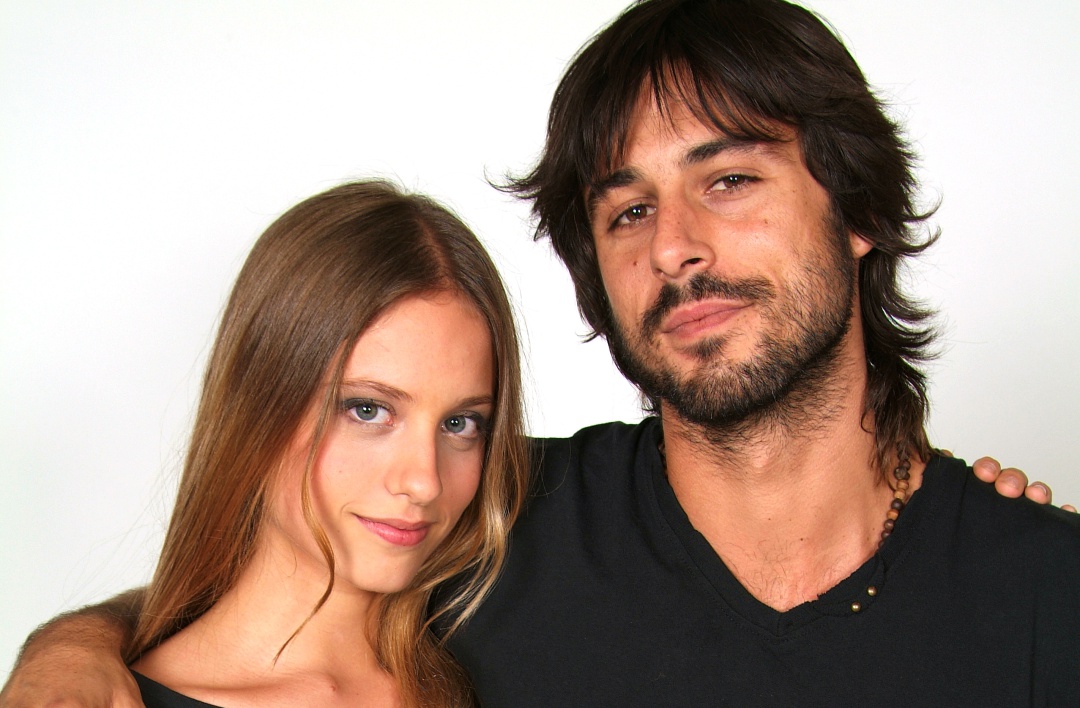 Michelle Jenner y Hugo Silva en un posado oficial de 'Los hombres de Paco' Michelle Jenner y Hugo Silva en un posado oficial de 'Los hombres de Paco'