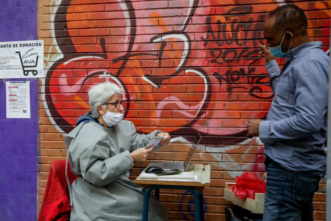 Voluntarios de la Asociación de Vecinos Parque Aluche, en el reparto de cajas de alimentos y producto. En Aluche, Madrid, (España), a 16 de mayo de 2020. Voluntarios de la Asociación de Vecinos Parque Aluche, en el reparto de cajas de alimentos y producto. En Aluche, Madrid, (España), a 16 de mayo de 2020.