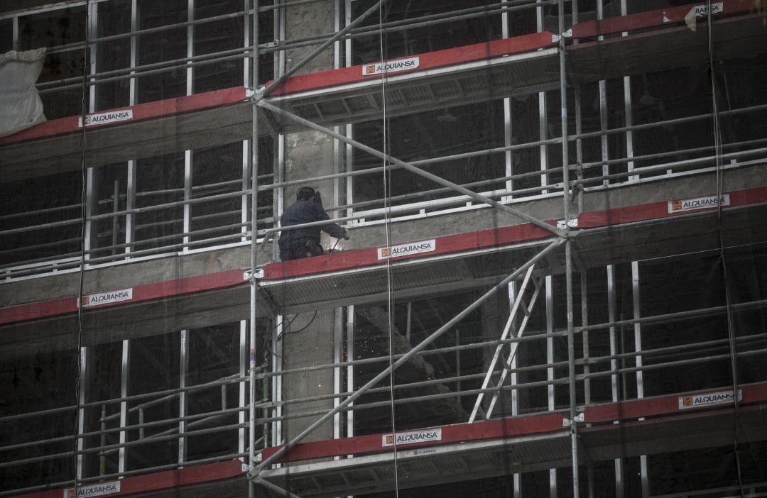 Un obrero trabaja en una obra. Un obrero trabaja en una obra.