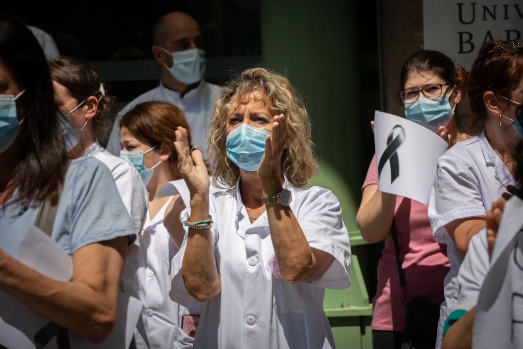 Varias trabajadoras protegidas con mascarilla se reúnen a las puertas del Hospital Clínic de Barcelona. Varias trabajadoras protegidas con mascarilla se reúnen a las puertas del Hospital Clínic de Barcelona.