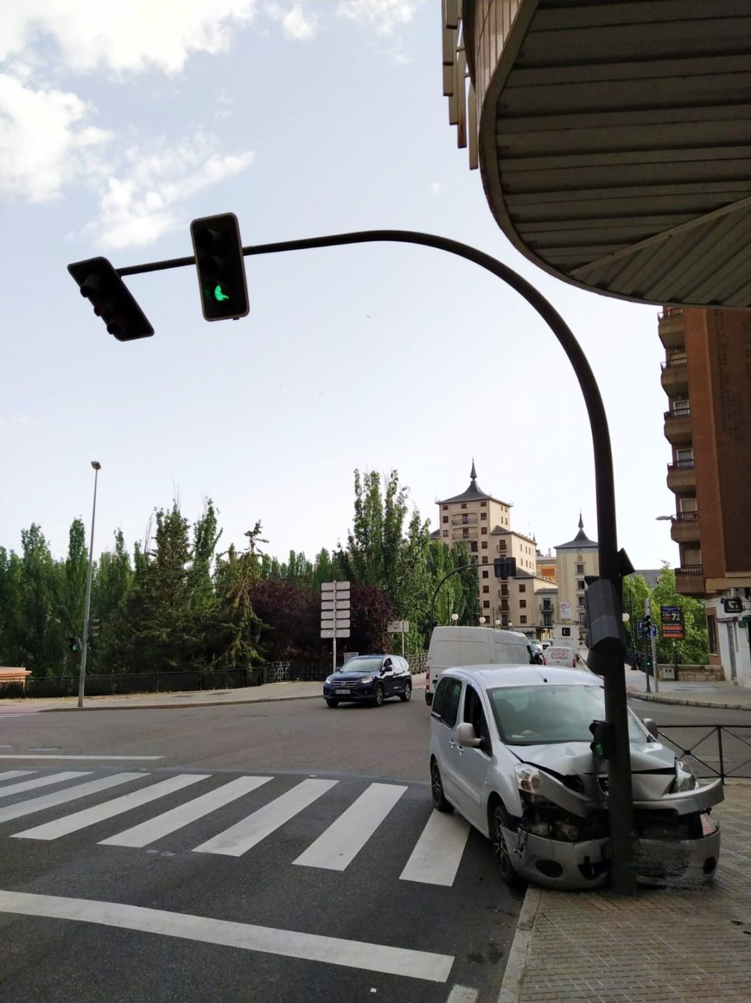 Así quedaban coche y semáforo tras el accidente Así quedaban coche y semáforo tras el accidente