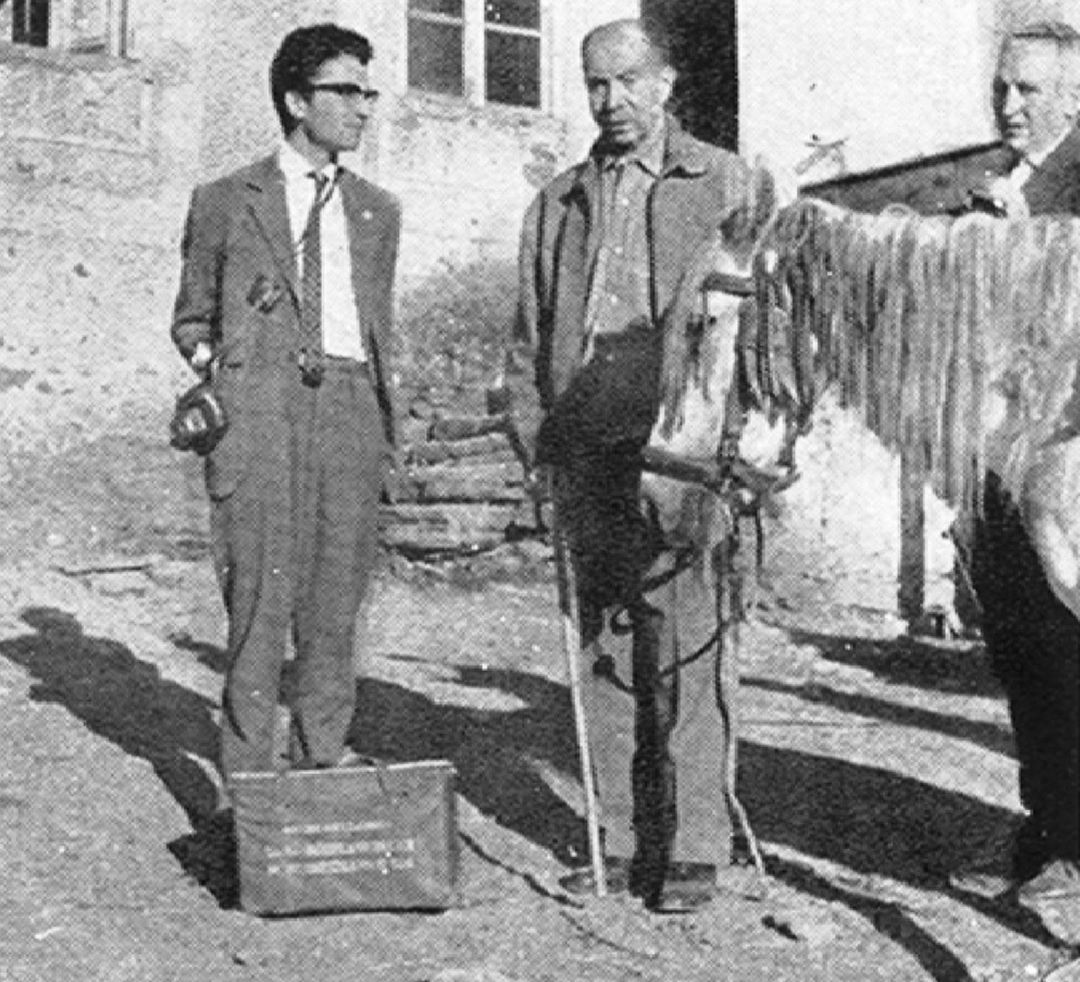Visita de Nájera a Benuza (León) en una foto reproducida por El País Visita de Nájera a Benuza (León) en una foto reproducida por El País