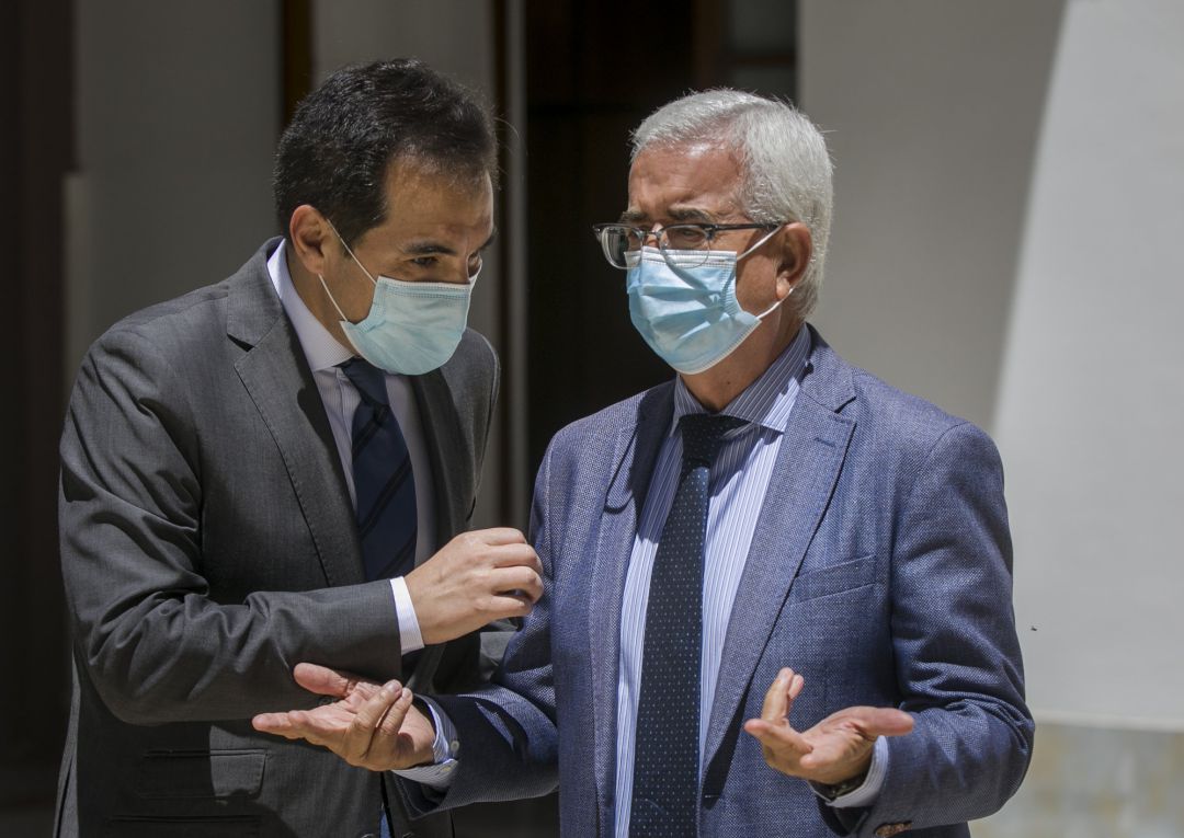 El portavoz adjunto del grupo parlamentario socialista, junto al portavoz del grupo parlamentario popular, José Antonio Nieto, conversan a la salida de la sesión plenaria tras la discusión mantenida durante la sesión de control al gobierno en el Pleno del Parlamento de Andalucía El portavoz adjunto del grupo parlamentario socialista, junto al portavoz del grupo parlamentario popular, José Antonio Nieto, conversan a la salida de la sesión plenaria tras la discusión mantenida durante la sesión de control al gobierno en el Pleno del Parlamento de Andalucía