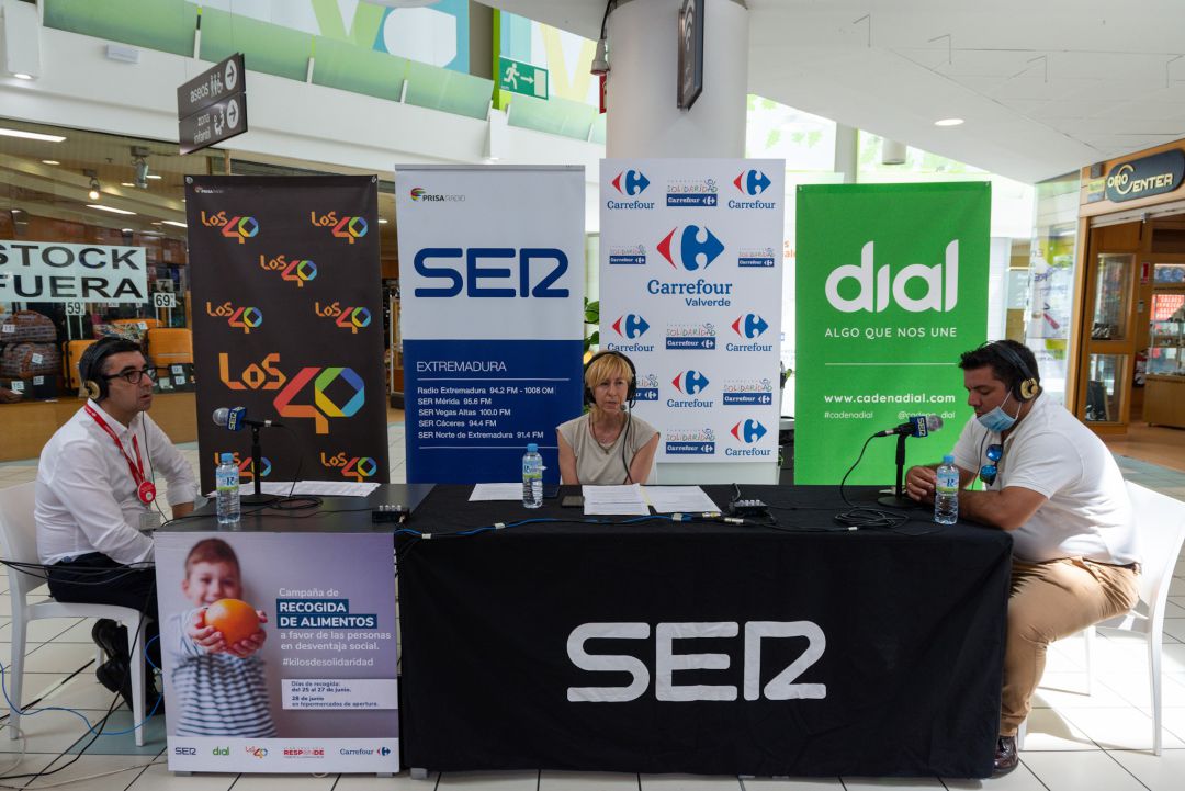 Un momento del programa realizado esta mañana, en el centro Inma Salguero acompañada a la izquierda por Fernando Morales, Gerente Carrefour Valverde y a la derecha por José Aurelio, Pte. Autonómico Crux Roja Un momento del programa realizado esta mañana, en el centro Inma Salguero acompañada a la izquierda por Fernando Morales, Gerente Carrefour Valverde y a la derecha por José Aurelio, Pte. Autonómico Crux Roja