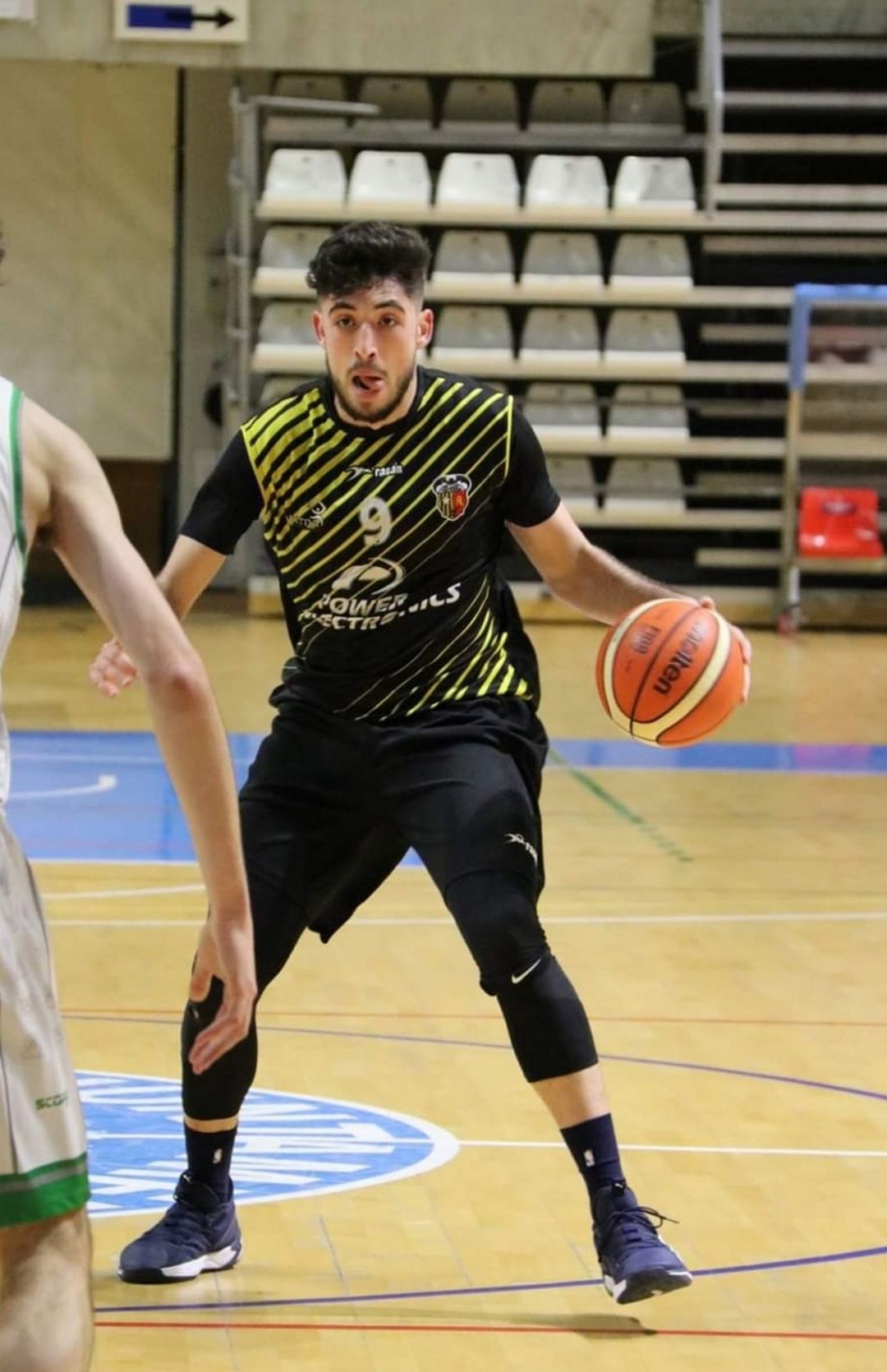 Daniel Muñoz en un partido con el Nou Bàsquet Paterna Daniel Muñoz en un partido con el Nou Bàsquet Paterna