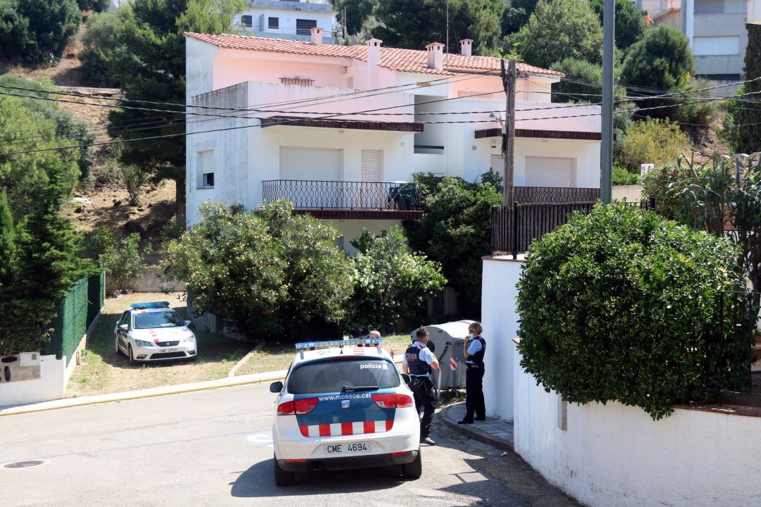 Patrulles dels Mossos d'Esquadra davant un dels blocs d'edificis ocupats del carrer Reina Fabiola de Llançà Patrulles dels Mossos d'Esquadra davant un dels blocs d'edificis ocupats del carrer Reina Fabiola de Llançà