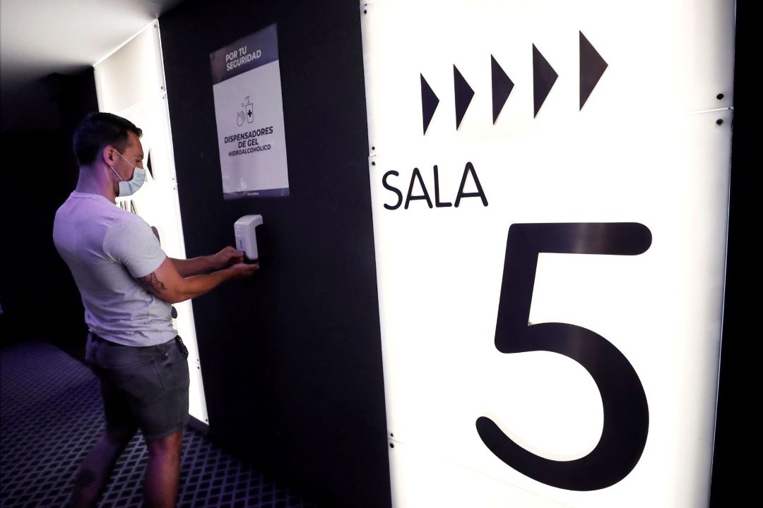 Una persona se desinfecta con gel las manos antes de entrar a una de las salas de los Cines Yelmo de Pamplona. Una persona se desinfecta con gel las manos antes de entrar a una de las salas de los Cines Yelmo de Pamplona.