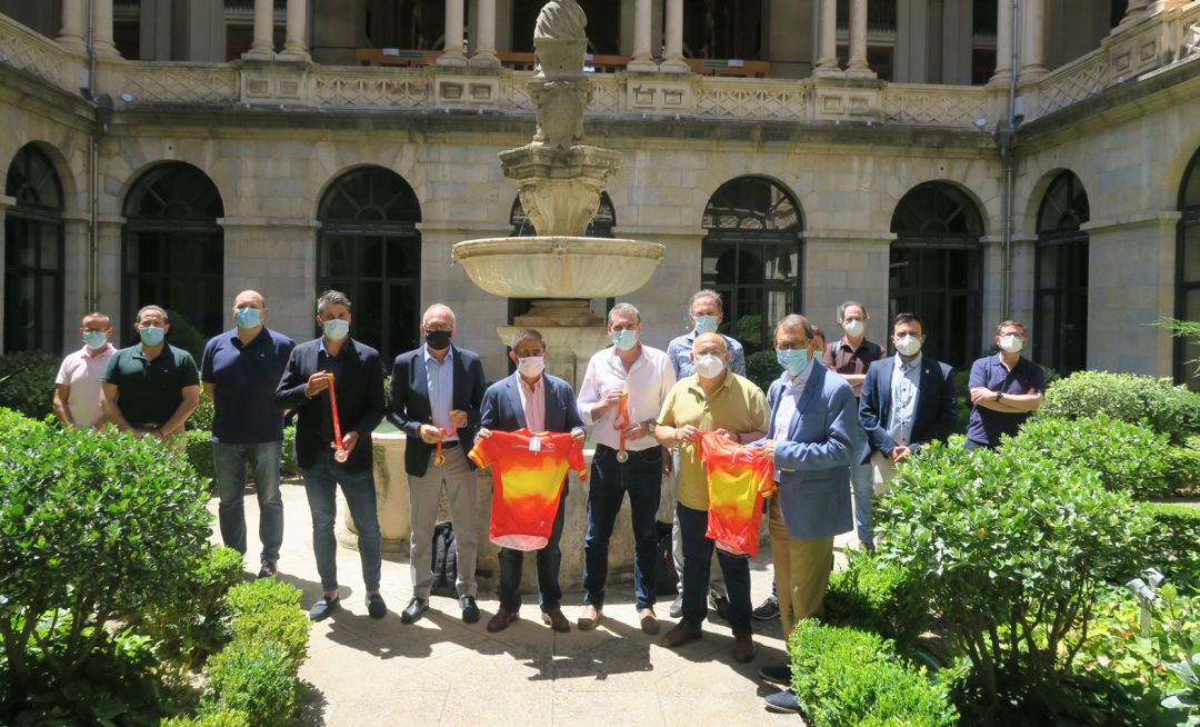 Miembros de la Diputación, de la RFEC, concejales y alcaldes han presentado en el Palacio Provincial esta importante cita con el ciclismo en nuestra tierra Miembros de la Diputación, de la RFEC, concejales y alcaldes han presentado en el Palacio Provincial esta importante cita con el ciclismo en nuestra tierra