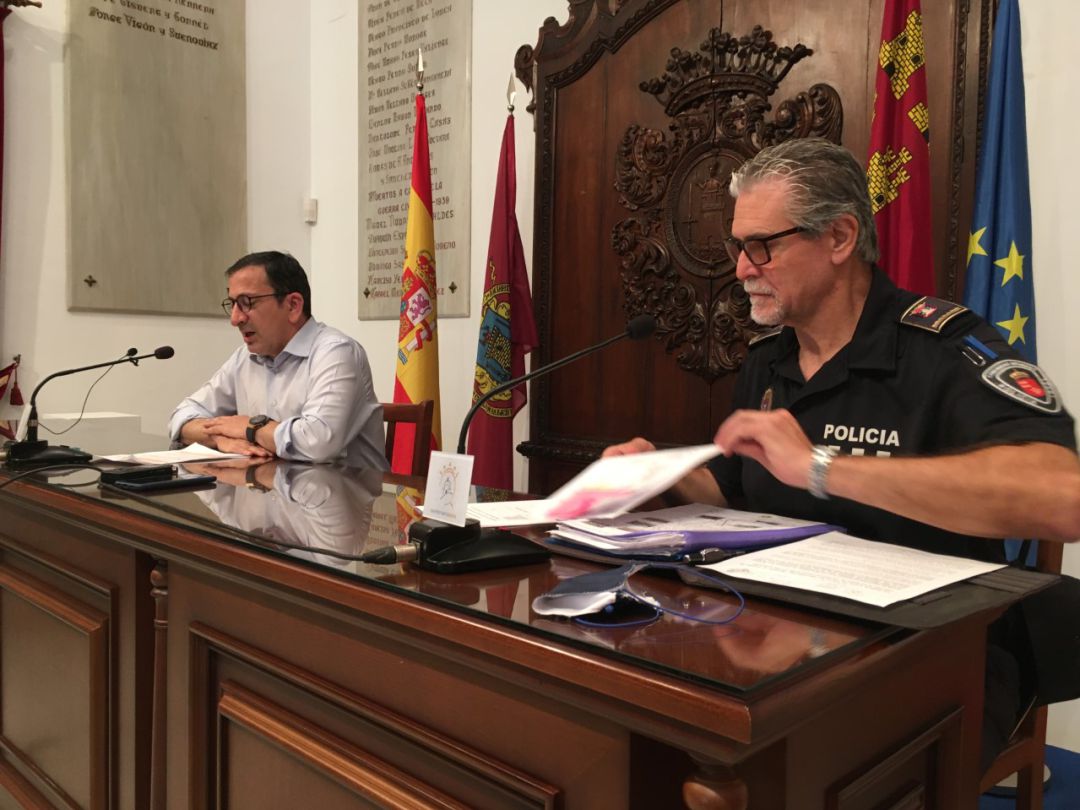 En primer término, José Antonio Sansegundo, jefe de la Policía Local, y José Luis Ruiz Guillén, concejal de Seguridad Ciudadana. En primer término, José Antonio Sansegundo, jefe de la Policía Local, y José Luis Ruiz Guillén, concejal de Seguridad Ciudadana.