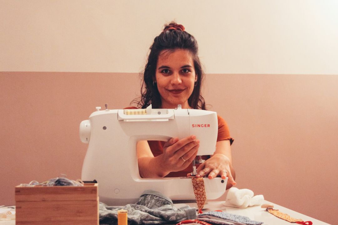 Sarah Nur, costurera. Sarah Nur, costurera.