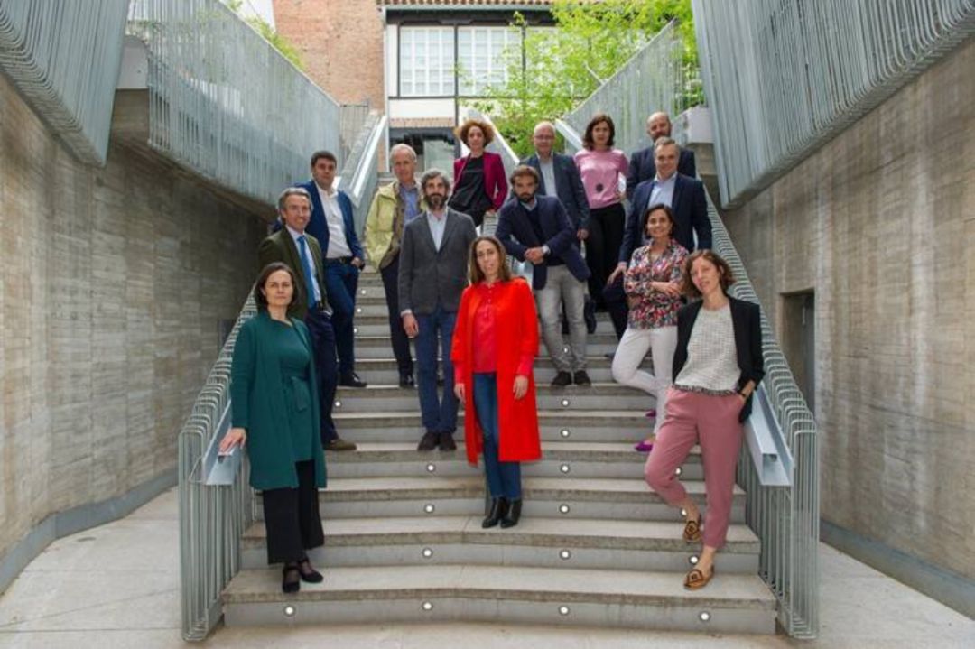 La ya exdecana Belén Hermida junto a su Junta Directiva. La ya exdecana Belén Hermida junto a su Junta Directiva.