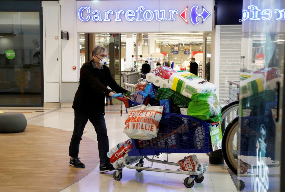 Un cliente frente a un hipermercado Carrefour Un cliente frente a un hipermercado Carrefour