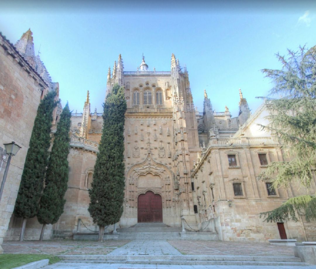 Imagen de la Catedral Nueva de Salamanca desde el Patio Chico. Imagen de la Catedral Nueva de Salamanca desde el Patio Chico.