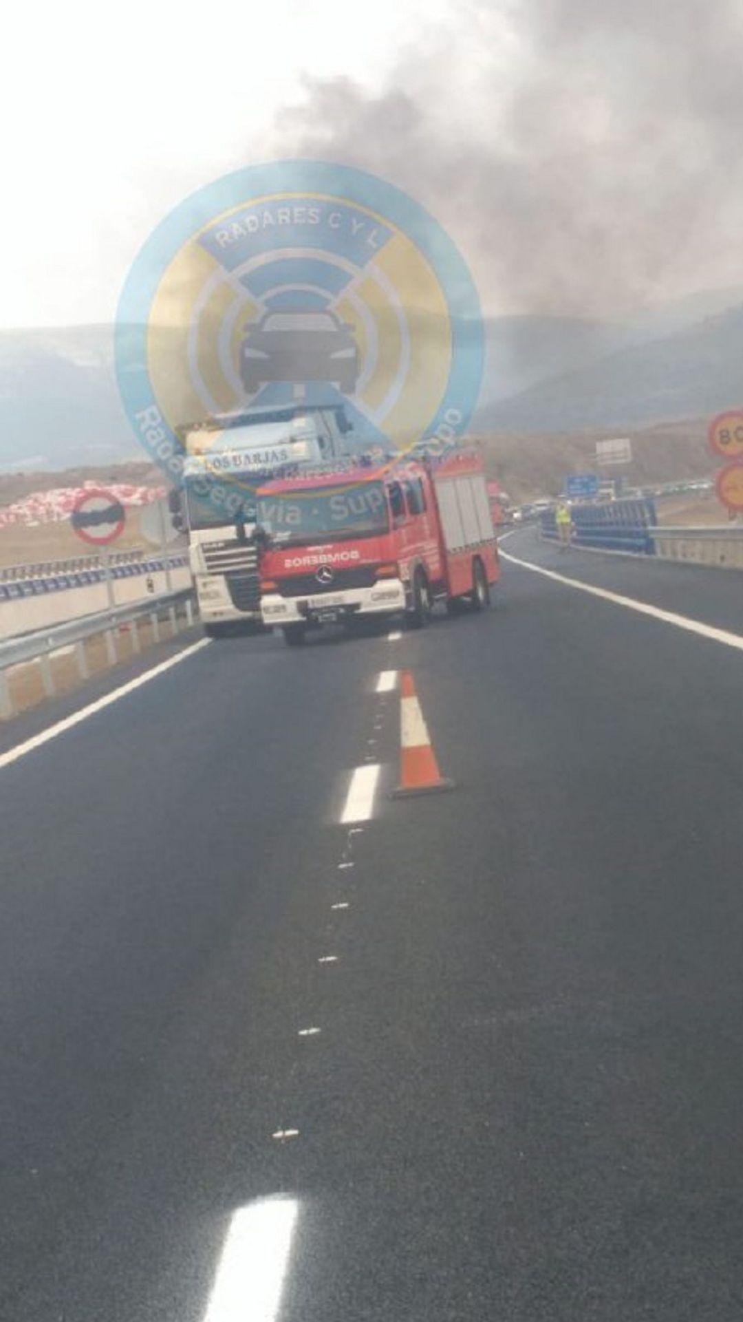 Camión afectado por el incendio en la SG 20 Camión afectado por el incendio en la SG 20