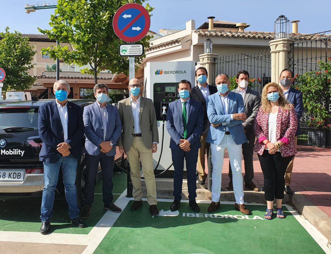 Inauguración del punto de recarga para coches eléctricos Inauguración del punto de recarga para coches eléctricos