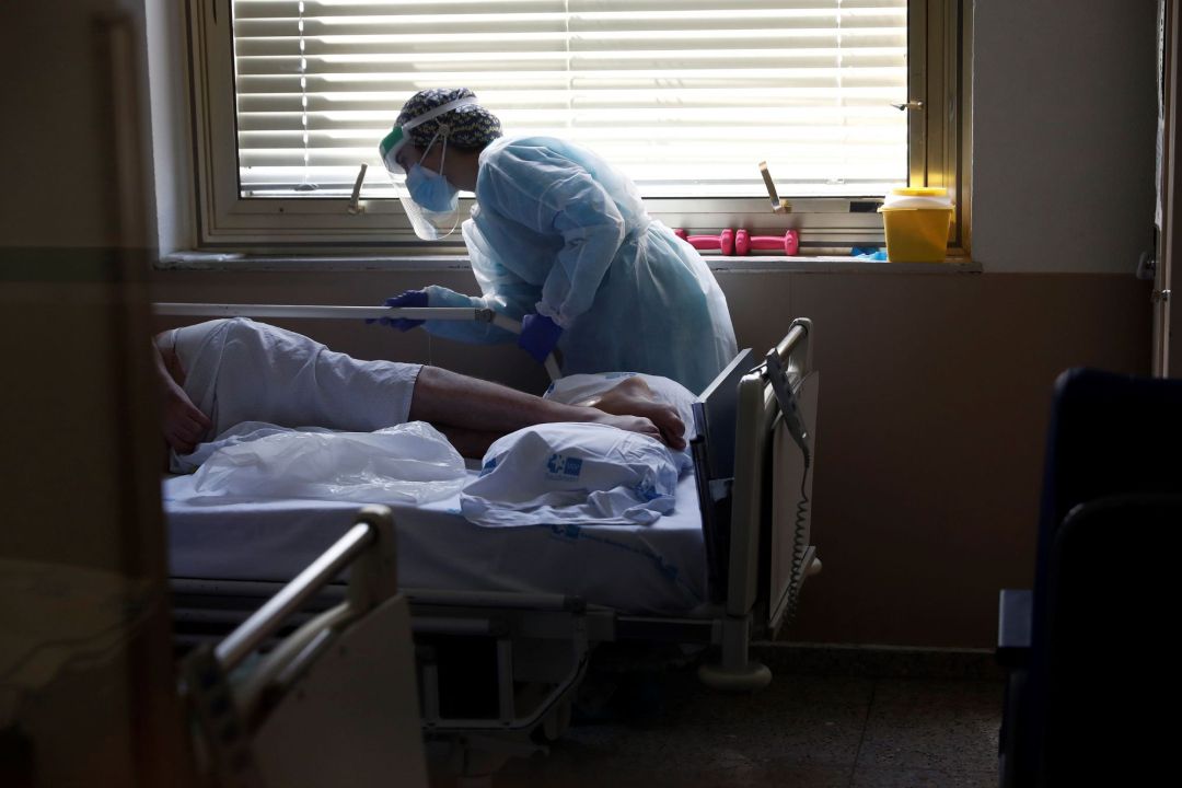 Una sanitaria asiste a una persona en una de las tres unidades de hospitalización con pacientes con Covid Una sanitaria asiste a una persona en una de las tres unidades de hospitalización con pacientes con Covid