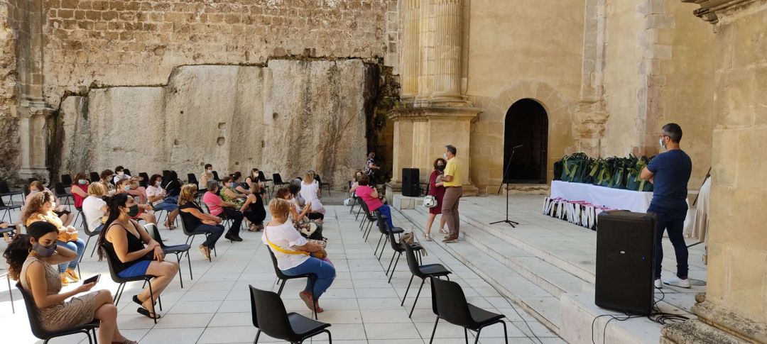 Ayuntamiento y sanitarios reconocen la labor de las costureras de Cazorla y La Iruela por su elaboracion de material sanitario Ayuntamiento y sanitarios reconocen la labor de las costureras de Cazorla y La Iruela por su elaboracion de material sanitario