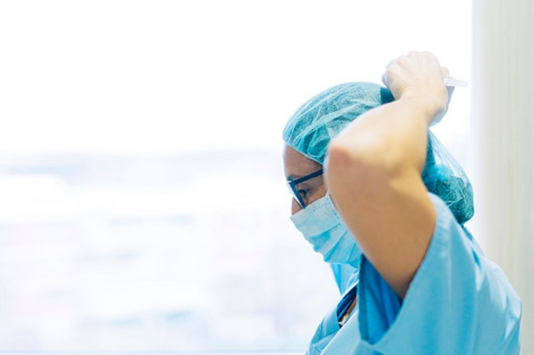 Médica colocándose una mascarilla Médica colocándose una mascarilla