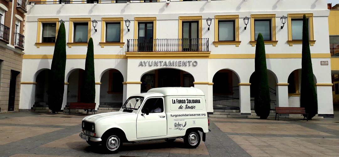 La Renault 4 F frente al Ayuntamiento La Renault 4 F frente al Ayuntamiento