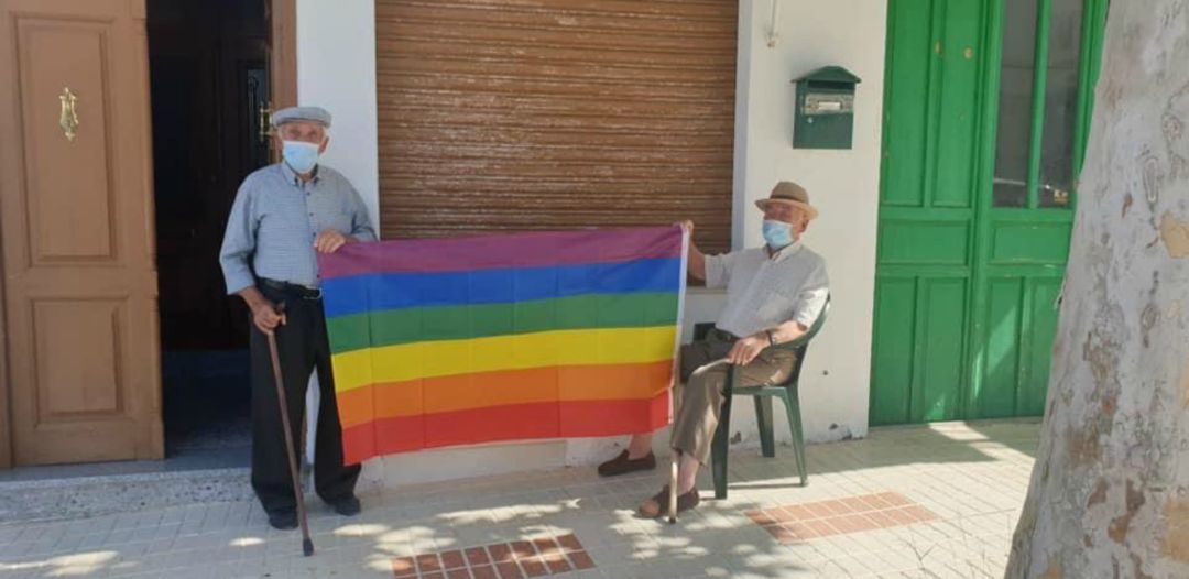 Vecinos de Villanueva de Algaidas con la bandera multicolor Vecinos de Villanueva de Algaidas con la bandera multicolor