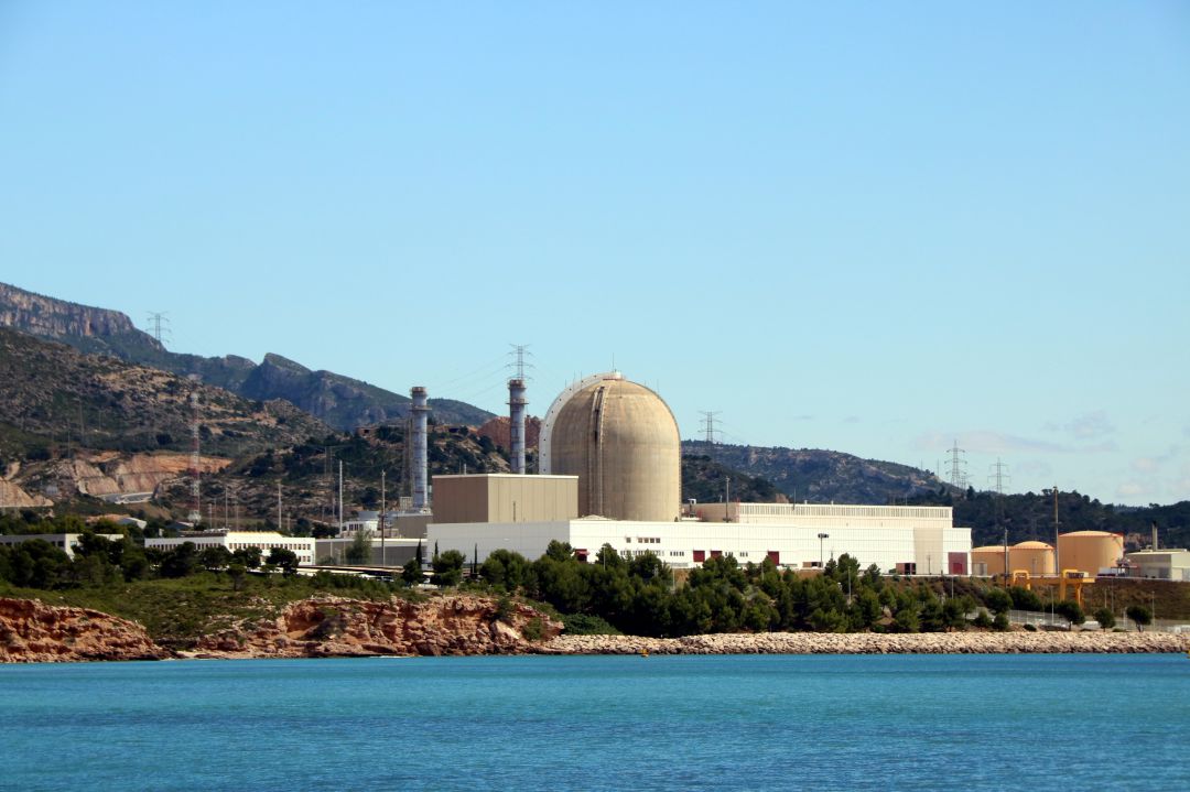 Pla general de la central nuclear Vandellòs II des de la platja de l'Almadrava. Pla general de la central nuclear Vandellòs II des de la platja de l'Almadrava.
