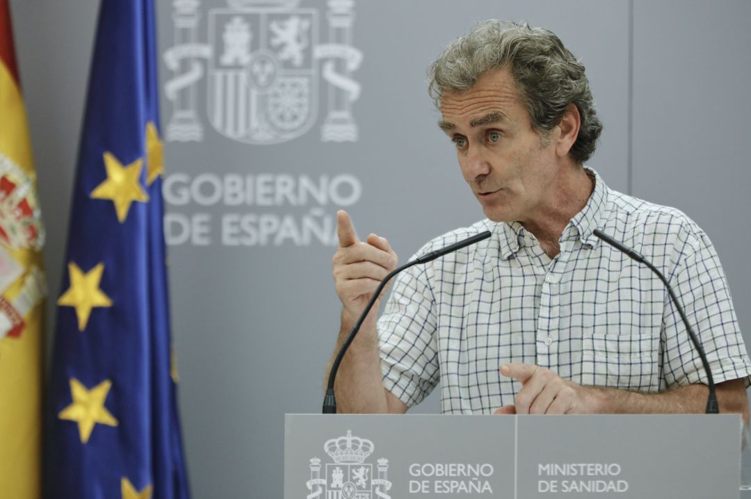 El director del Centro de Coordinación de Alertas y Emergencias Sanitarias (CCAES), Fernando Simón, ofrece la segunda rueda de prensa en el Ministerio de Sanidad desde que terminó el estado de alarma para informar de la evolución de la COVID-19. El director del Centro de Coordinación de Alertas y Emergencias Sanitarias (CCAES), Fernando Simón, ofrece la segunda rueda de prensa en el Ministerio de Sanidad desde que terminó el estado de alarma para informar de la evolución de la COVID-19.