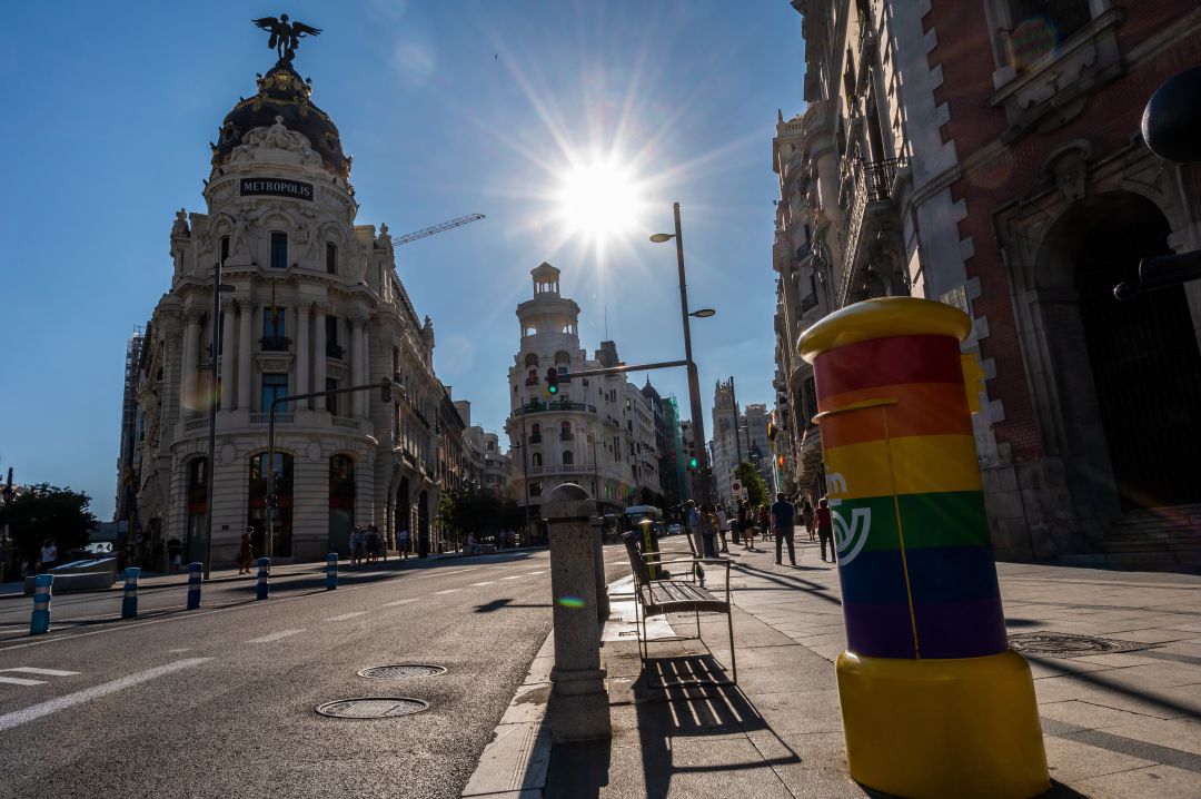 El buzón con la bandera LGTBI en el centro de Madrid El buzón con la bandera LGTBI en el centro de Madrid
