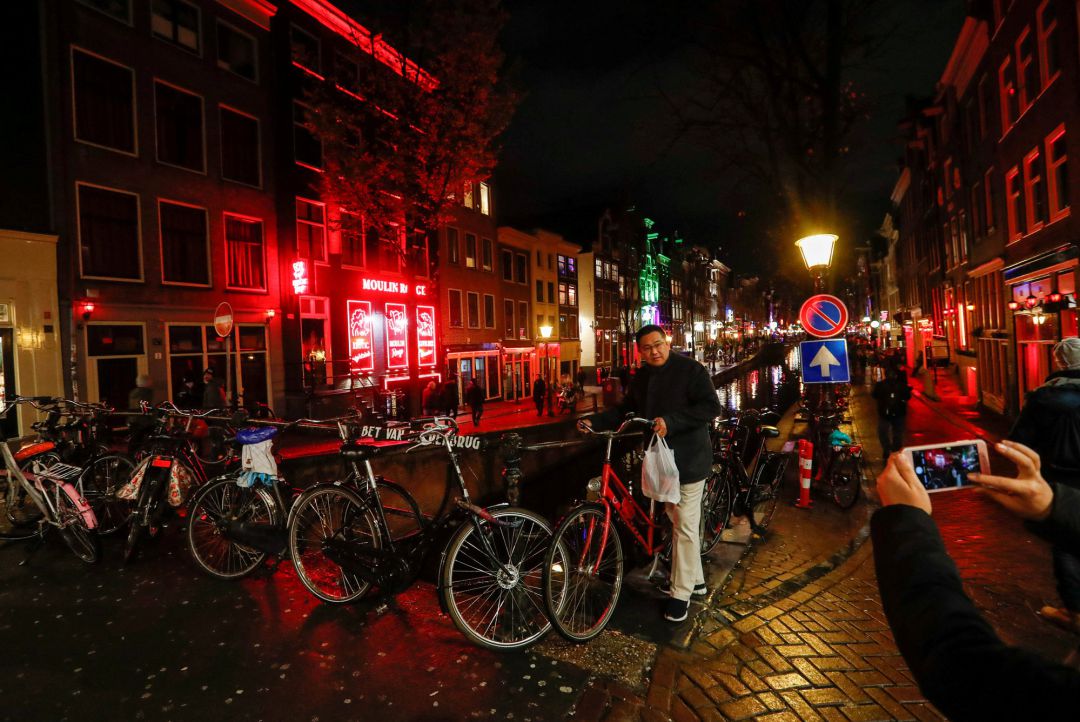 Imagen de archivo de un turista posando en el Barrio Rojo de Amsterdam en 2017 Imagen de archivo de un turista posando en el Barrio Rojo de Amsterdam en 2017