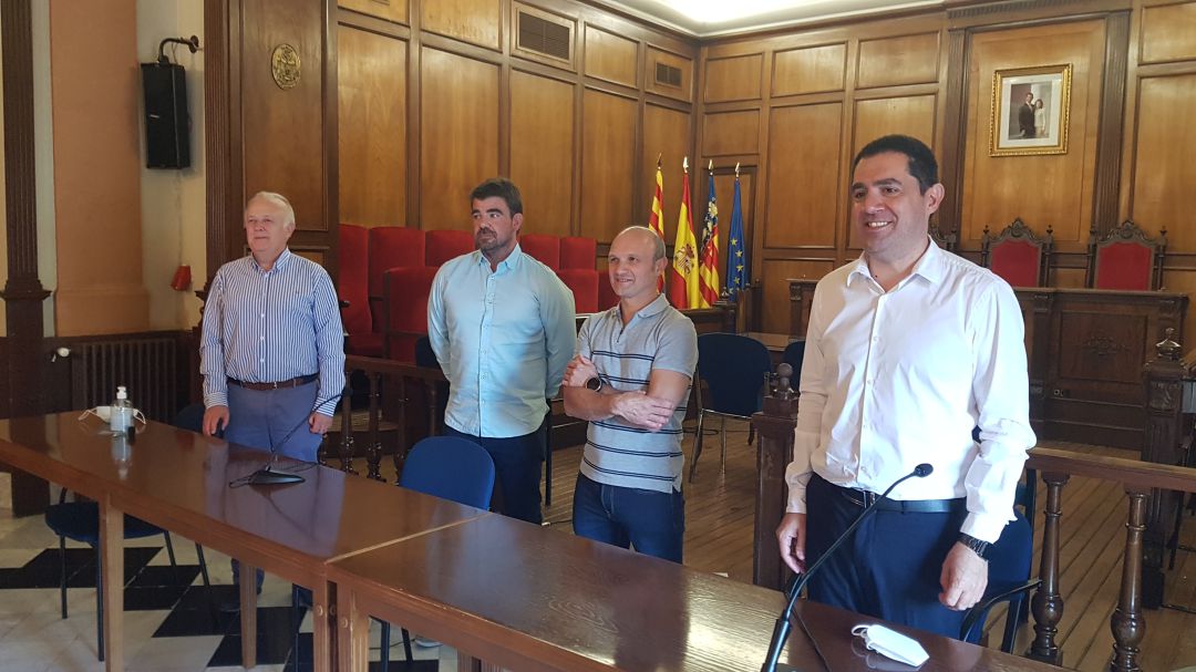 Juan José Olcina, presidente de la Asociación de San Jorge; Modesto Moiña, presidente de AMICA; Santhidas Vélez, vicepresidente de AMICA; y el alcalde Antonio Francés en la presentación de la Asociación Artesanos Moros y Cristianos de Alcoy. Juan José Olcina, presidente de la Asociación de San Jorge; Modesto Moiña, presidente de AMICA; Santhidas Vélez, vicepresidente de AMICA; y el alcalde Antonio Francés en la presentación de la Asociación Artesanos Moros y Cristianos de Alcoy.