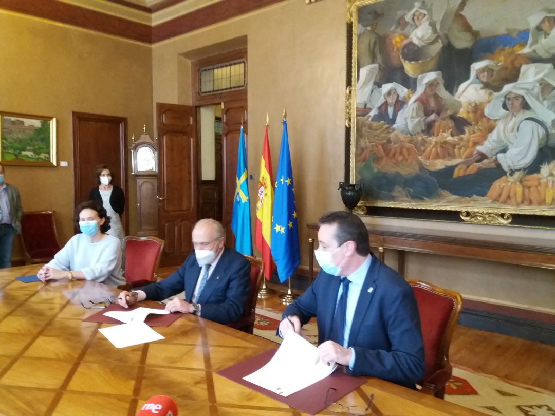 En el centro de la imagen, el presidente de la Fundación Princesa de Asturias firma la renovación del convenio con la Junta General del Principado. A su izquierda el presidente de la Junta, Marcelino Marcos y a su derecha, la directora de la Fundación, Teresa Sanjurjo En el centro de la imagen, el presidente de la Fundación Princesa de Asturias firma la renovación del convenio con la Junta General del Principado. A su izquierda el presidente de la Junta, Marcelino Marcos y a su derecha, la directora de la Fundación, Teresa Sanjurjo