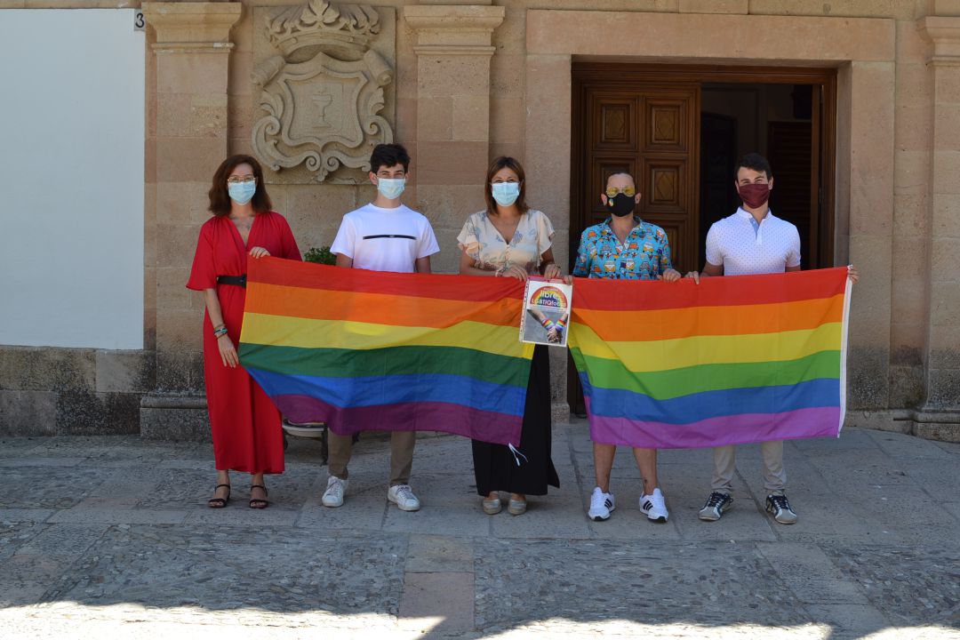 La delegada de Bienestar Social, Cristina Durán, junto a la alcaldesa, Mari Paz Fernández, y representantes de la asociación Delta y Entrebambalinas La delegada de Bienestar Social, Cristina Durán, junto a la alcaldesa, Mari Paz Fernández, y representantes de la asociación Delta y Entrebambalinas