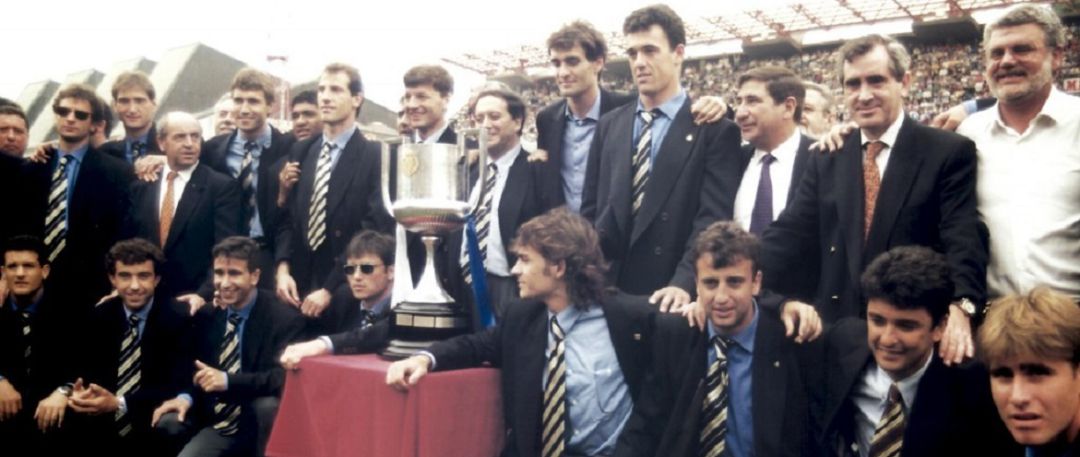 El equipo posa con la Copa del Rey 1995 El equipo posa con la Copa del Rey 1995