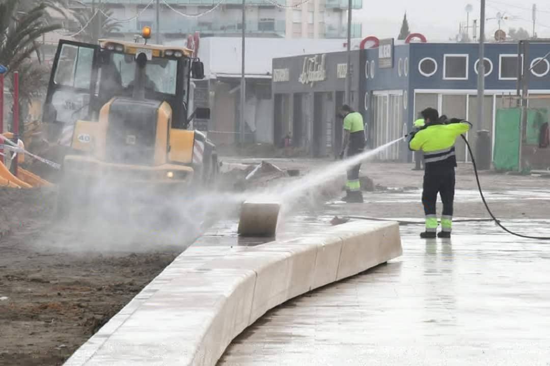 Trabajo de limpieza, en el paseo del tenista David Ferrer, tras el paso de la borrasca Gloria. Trabajo de limpieza, en el paseo del tenista David Ferrer, tras el paso de la borrasca Gloria.