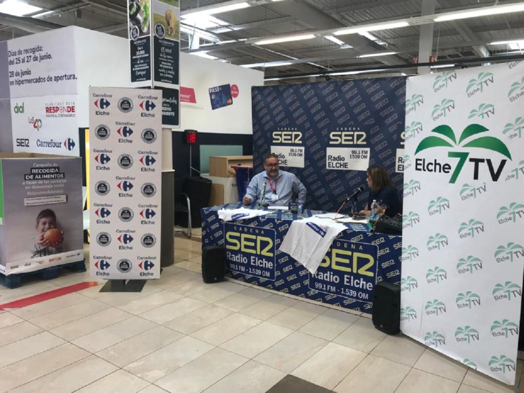 Un momento del programa en directo con el director de Carrefour Elche, Pedro Serrano Un momento del programa en directo con el director de Carrefour Elche, Pedro Serrano