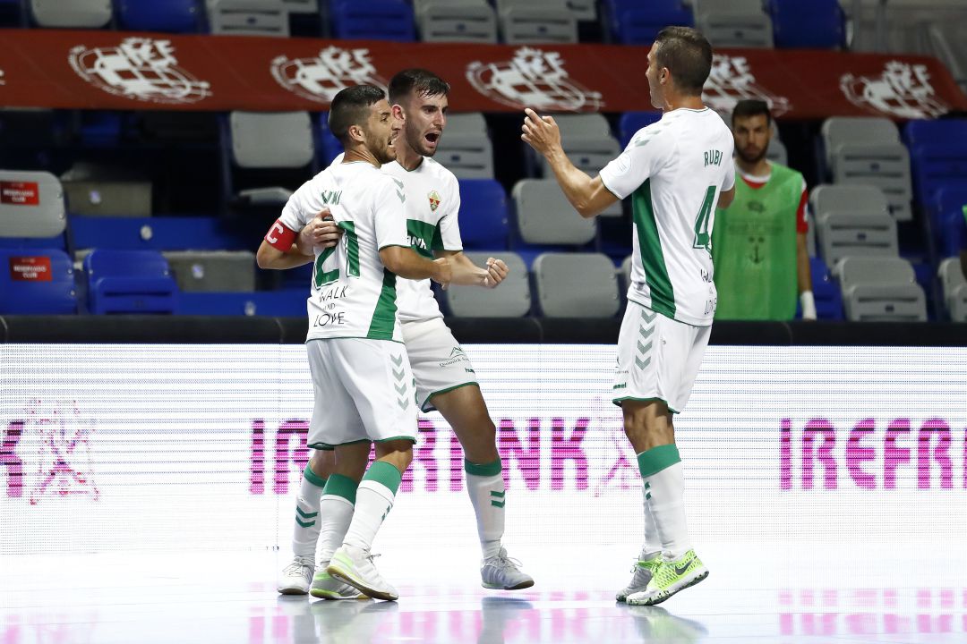 Los jugadores del Irefrank Elche celebran uno de los goles al Manzanares Los jugadores del Irefrank Elche celebran uno de los goles al Manzanares