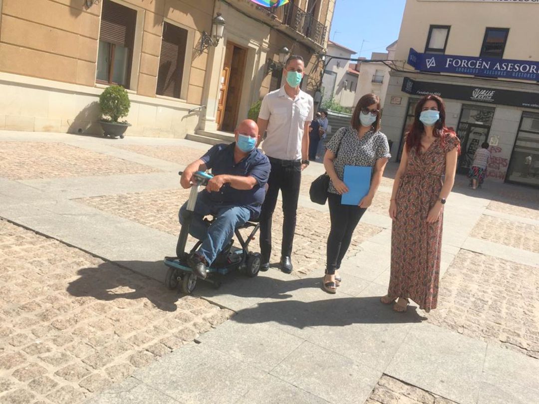 Ayuntamiento, asociación y gerentes de la empresa en Elda Ayuntamiento, asociación y gerentes de la empresa en Elda