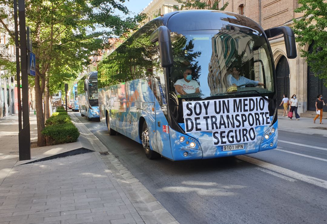 Decenas de autobuses han recorrido Granada para exigir ayudas para un sector especialmente afectado por la crisis Decenas de autobuses han recorrido Granada para exigir ayudas para un sector especialmente afectado por la crisis